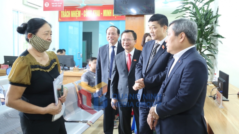 Đồng chí Vũ Hồng Thanh, Ủy viên Trung ương Đảng, Phó Chủ tịch Quốc hội và đồng chí Vũ Đại Thắng, Ủy viên Trung ương Đảng, Bí thư Tỉnh ủy, Trưởng Đoàn ĐBQH tỉnh trò chuyện với người dân đến giải quyết TTHC tại Trung tâm Phục vụ hành chính công đặc khu Vân Đồn (7-2025). Ảnh: Thu Chung