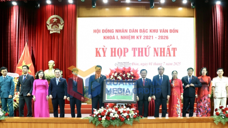 Đồng chí Vũ Hồng Thanh, Ủy viên Trung ương Đảng, Phó Chủ tịch Quốc hội tặng hoa chúc mừng HĐND đặc khu Vân Đồn (7-2025). Ảnh: Thu Chung