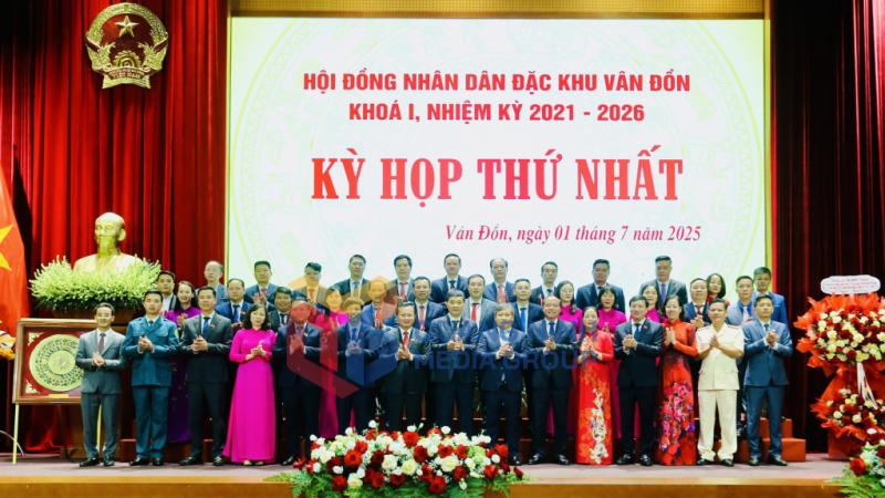Đồng chí Vũ Hồng Thanh, Ủy viên Trung ương Đảng, Phó Chủ tịch Quốc hội và đồng chí Vũ Đại Thắng, Ủy viên Trung ương Đảng, Bí thư Tỉnh ủy, Trưởng Đoàn ĐBQH tỉnh chụp ảnh lưu niệm với Đảng bộ đặc khu Vân Đồn (7-2025). Ảnh: Thu Chung