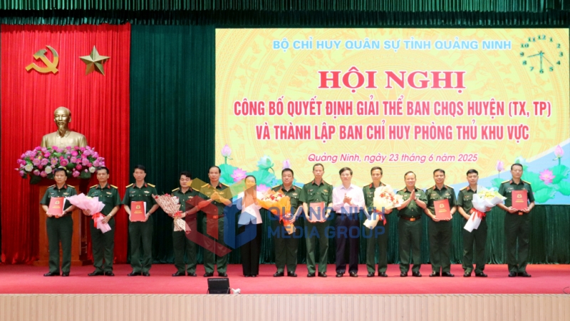 Các đồng chí lãnh đạo tỉnh, Đảng uỷ, Bộ CHQS tỉnh trao các quyết định và tặng hoa chúc mừng các đơn vị (6-2025). Ảnh: Trúc Linh