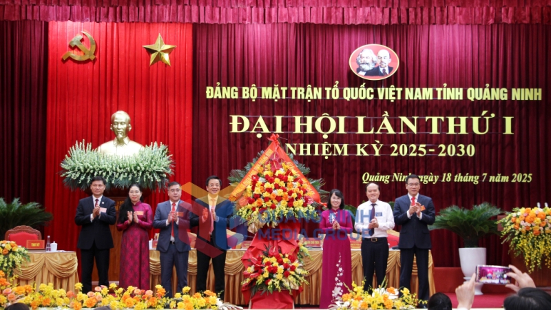 Đồng chí Trịnh Thị Minh Thanh, Phó Bí thư Thường trực Tỉnh ủy, Chủ tịch HĐND tỉnh, Bí thư Đảng ủy các cơ quan Đảng tỉnh tặng hoa chúc mừng Đại hội (7-2025). Ảnh: Mạnh Trường