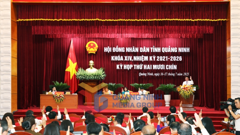 Đại biểu thống nhất thông qua Nghị quyết tại kỳ họp (7-2025). Ảnh: Đỗ Phương