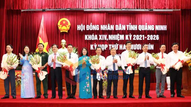 Các đồng chí Thường trực Tỉnh ủy, HĐND, UBND tỉnh tặng hoa chúc mừng các đồng chí được bầu đảm nhận vị trí công tác mới (7-2025). Ảnh: Đỗ Phương
