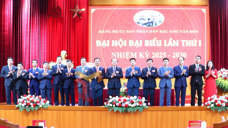 Ban Chấp hành Đảng bộ UBND đặc khu nhiệm kỳ 2025 - 2030 ra mắt Đại hội (7-2025). Ảnh: Thanh Tùng (Trung tâm TT&VH Vân Đồn)