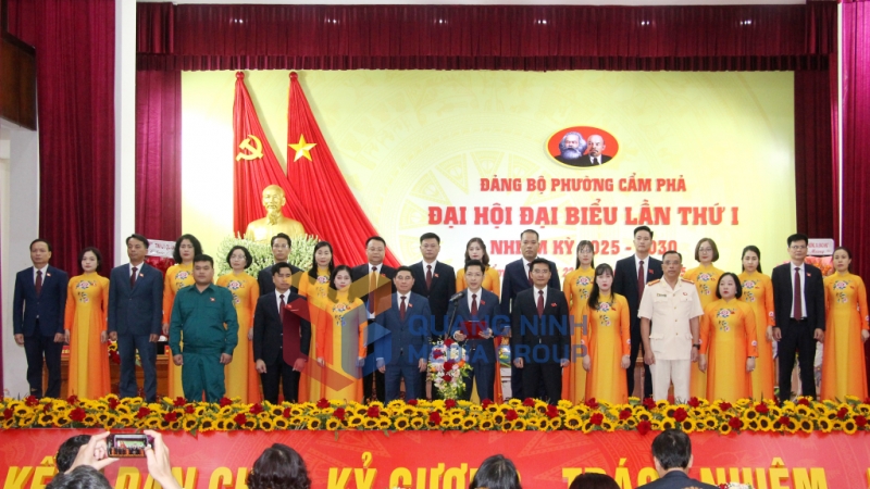 Ban Chấp hành Đảng bộ phường Cẩm Phả lần thứ I, nhiệm kỳ 2025-2030 ra mắt Đại hội (7-2025). Ảnh: Mạnh Trường