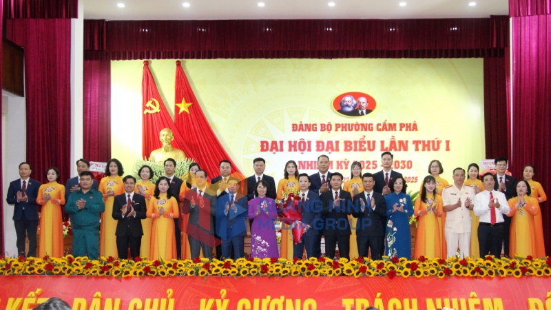 Các đồng chí lãnh đạo tỉnh chúc mừng Ban Chấp hành Đảng bộ phường Cẩm Phả lần thứ I, nhiệm kỳ 2025-2030 (7-2025). Ảnh: Mạnh Trường