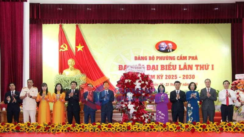 Các đồng chí lãnh đạo tỉnh tặng hoa chúc mừng Đại hội (7-2025). Ảnh: Mạnh Trường