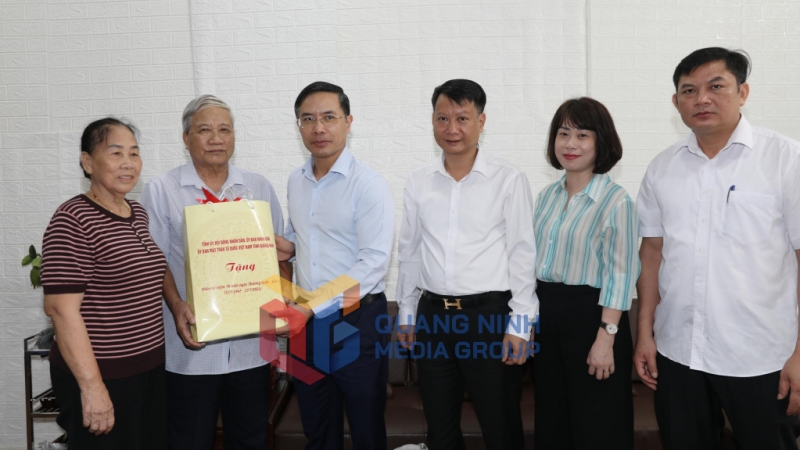 Đồng chí Phạm Đức Ấn, Phó Bí thư Tỉnh ủy, Chủ tịch UBND tỉnh, tặng quà gia đình thương binh Vy Trí Thức (phường Móng Cái 1) (7-2025). Ảnh: Đỗ Phương