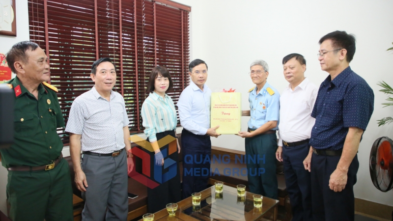 Đồng chí Phạm Đức Ấn, Phó Bí thư Tỉnh ủy, Chủ tịch UBND tỉnh, thăm hỏi, động viên, tặng quà tri ân bệnh binh Bùi Doãn Đấu (phường Hạ Long) (7-2025). Ảnh: Đỗ Phương