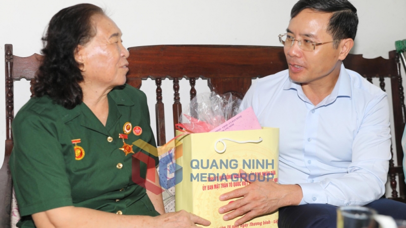 Đồng chí Chủ tịch UBND tỉnh tặng quà tri ân thương binh Nguyễn Thúy Vinh (phường Móng Cái 3). (7-2025). Ảnh: Đỗ Phương