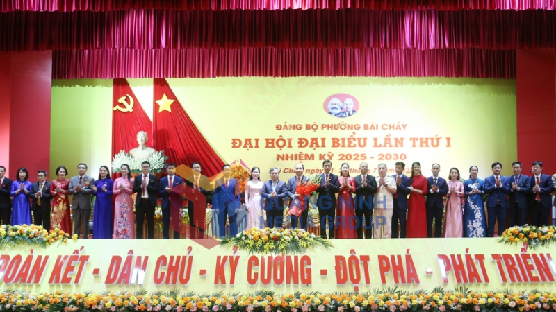 Đồng chí Vũ Đại Thắng, Uỷ viên Trung ương Đảng, Bí thư Tỉnh ủy, Trưởng Đoàn ĐBQH tỉnh tặng hoa chúc mừng Ban Chấp hành Đảng bộ phường Bãi Cháy, nhiệm kỳ 2025-2030 (7-2025). Ảnh: Thu Chung