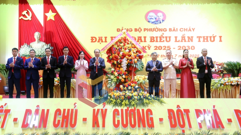 Đồng chí Vũ Đại Thắng, Ủy viên Trung ương Đảng, Bí thư Tỉnh ủy, Trưởng Đoàn ĐBQH tỉnh tặng hoa chúc mừng Đại hội (7-2025). Ảnh: Thu Chung