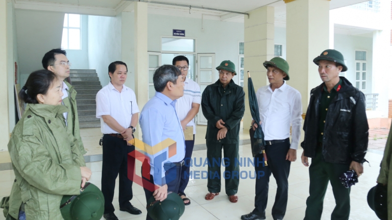 Đồng chí Bí thư Tỉnh ủy kiểm tra tại Trường Tiểu học và THCS Đồng Văn (xã Hoành Mô) (7-2025). Ảnh: Thu Chung