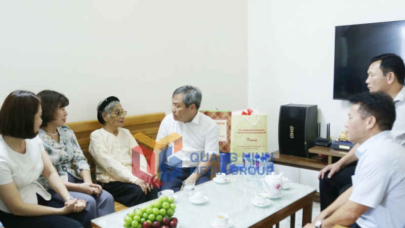 Đồng chí Bí thư Tỉnh ủy tới thăm, tặng quà Mẹ Việt Nam Anh hùng Nguyễn Thị Thực, 93 tuổi (phường Cao Xanh) (7-2025). Ảnh: Thu Chung