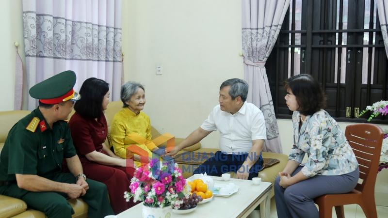 Đồng chí Bí thư Tỉnh ủy ân cần thăm hỏi sức khỏe, cuộc sống hàng ngày của Mẹ Việt Nam Anh hùng Nguyễn Thị Thuộc (7-2025). Ảnh: Thu Chung