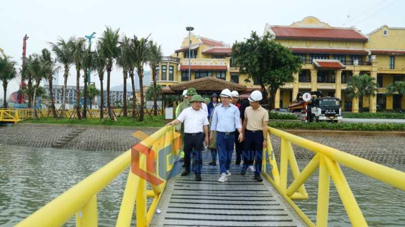 Đồng chí Vũ Đại Thắng, Ủy viên Trung ương Đảng, Bí thư Tỉnh ủy, Trưởng Đoàn ĐBQH tỉnh kiểm tra công tác phòng, chống bão số 3 tại Cảng tàu khách Quốc tế Hạ Long  (7-2025). Ảnh: Thu Chung