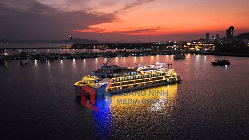 Phố đêm du thuyền với các sản phẩm du lịch ngắm hoàng hôn, trải nghiệm ẩm thực kết hợp thưởng thức âm nhạc trên Vịnh Hạ Long (7-2025). Ảnh: Hoàng Nga