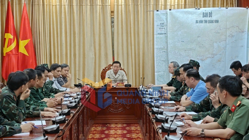 Phó Thủ tướng Chính phủ Trần Hồng Hà chỉ đạo công tác cứu hộ cứu nạn tàu du lịch bị đắm (7-2025). Ảnh: PV