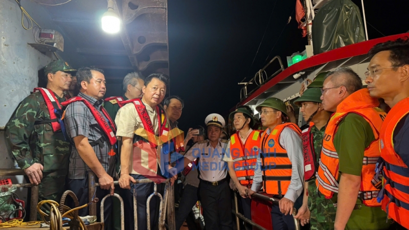 Phó Thủ tướng Chính phủ yêu cầu các lực lượng khẩn trương tìm kiếm các nạn nhân; đảm bảo an toàn cho lực lượng cứu hộ về ánh sáng, phương tiện, trang thiết bị cứu hộ... (7-2025). Ảnh: PV