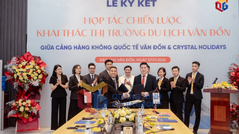 Cảng hàng không quốc tế Vân Đồn và Công ty CP Crystal Holidays Holdings (thuộc Tập đoàn Everland) ký kết hợp tác chiến lược (7-2025). Ảnh: Hoàng Quỳnh