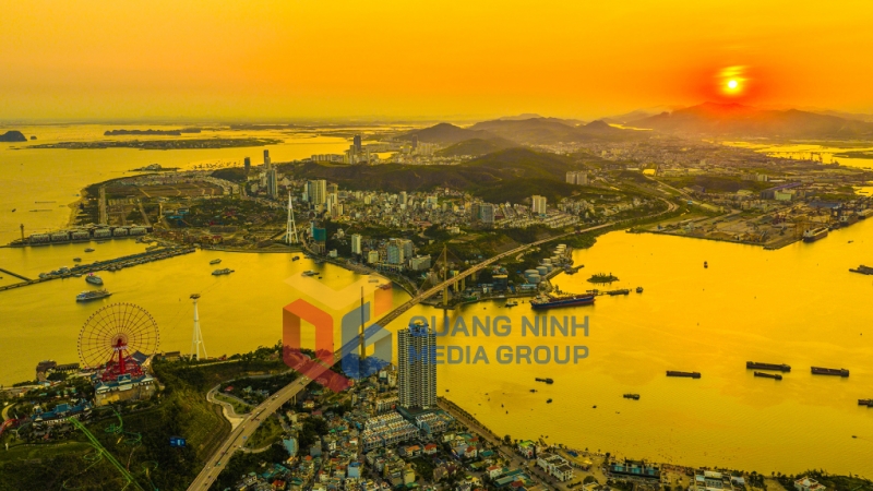Cửa Lục ánh lên sắc cam hồng rực rỡ (7-2025). Ảnh: Khánh Giang