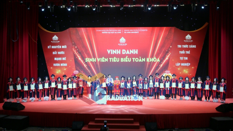 Các sinh viên tiêu biểu toàn khoá được vinh danh, khen thưởng tại buổi lễ (7-2025). Ảnh: Minh Hà