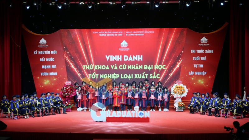 Trường Đại học Hạ Long trao bằng tốt nghiệp cho các tân cử nhân niên khoá 2021-2025 (7-2025). Ảnh: Minh Hà
