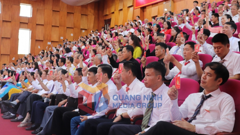 Các đại biểu biểu quyết thông qua Nghị quyết Đại hội (7-2025). Ảnh: Cao Quỳnh