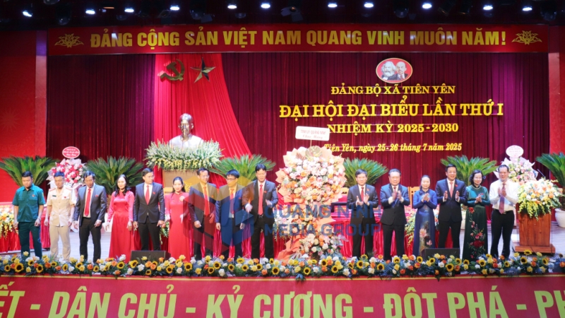 Các đồng chí lãnh đạo tỉnh tặng hoa chúc mừng Đại hội (7-2025). Ảnh: Cao Quỳnh