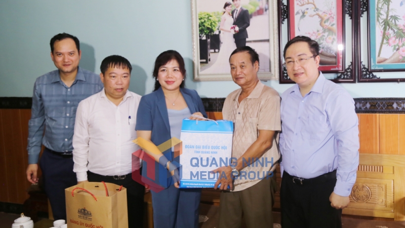 Các đại biểu Quốc hội tặng quà bệnh binh Tô Ngọc Đàn, xã Quảng Hà (7-2025). Ảnh: Nguyễn Thanh