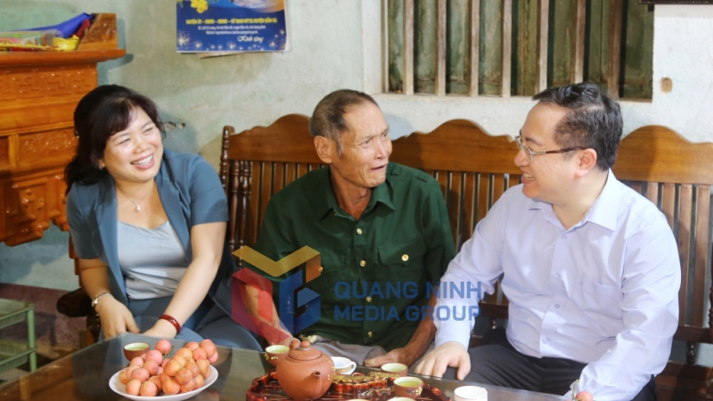 Các đại biểu Quốc hội thăm hỏi, động viên thương binh Chìu Tắc Hồng, xã Quảng Tân (7-2025). Ảnh: Nguyễn Thanh