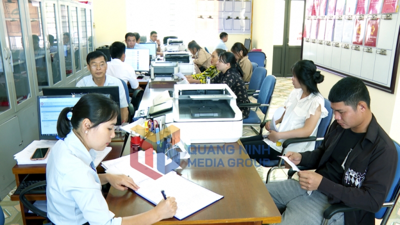 Cán bộ Trung tâm Phục vụ Hành chính công xã Quảng Tân giải quyết thủ tục hành chính phục vụ người dân, doanh nghiệp (7-2025). Ảnh: A Năm