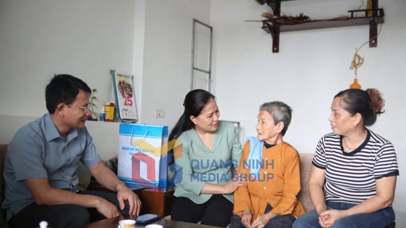 Đồng chí Đỗ Thị Lan thăm, tặng quà bà Nguyễn Thị Nền, người hoạt động cách mạng bị địch bắt, tù đày trong kháng chiến tại phường Liên Hòa (7-2025). Ảnh: Minh Đức