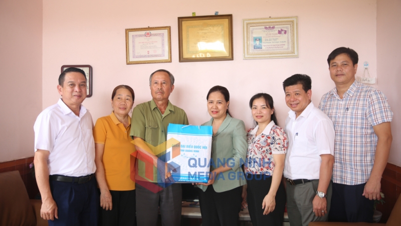 Đồng chí Đỗ Thị Lan, Phó Chủ nhiệm Ủy ban Xã hội của Quốc hội, Đại biểu Quốc hội tỉnh Quảng Ninh và lãnh đạo phường Yên Tử thăm, tặng quà bệnh binh Bùi Văn Hòa, suy giảm 61% khả năng lao động (7-2025). Ảnh: Minh Đức