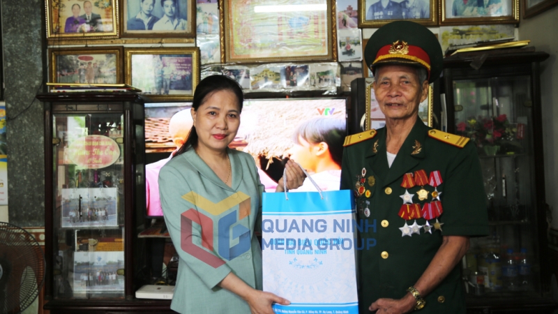 Đồng chí Đỗ Thị Lan, Phó Chủ nhiệm Ủy ban Xã hội của Quốc hội, Đại biểu Quốc hội tỉnh Quảng Ninh thăm, tặng quà thương binh Nguyễn Tiến Nẹp, phường Liên Hòa (7-2025). Ảnh: Minh Đức