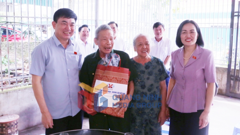 Các đại biểu Quốc hội tỉnh thăm, tặng quà gia đình ông Hà Lâm Toàn, bệnh binh hạng 2/3 (7-2025). Ảnh: Nguyễn Thanh