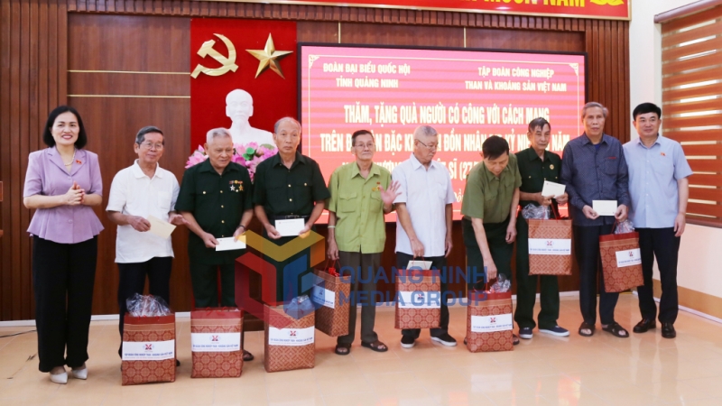 Các đại biểu Quốc hội tặng quà cho người có công trên địa bàn xã Hải Lạng (7-2025). Ảnh: Nguyễn Thanh