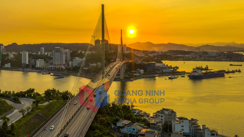 Ánh hoàng hôn nhuộm hồng bờ biển, khiến cầu dây văng bật lên gam màu ấm áp (7-2025). Ảnh: Khánh Giang