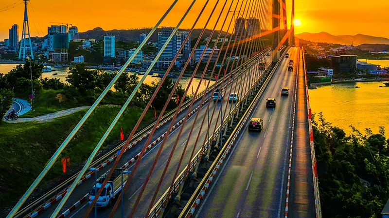 Hàng dây văng căng mảnh mai, gợi liên tưởng đến cung đàn khổng lồ giữa trời (7-2025). Ảnh: Khánh Giang