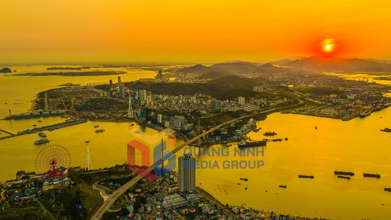 Cửa Lục ánh lên sắc cam hồng rực rỡ (7-2025). Ảnh: Khánh Giang