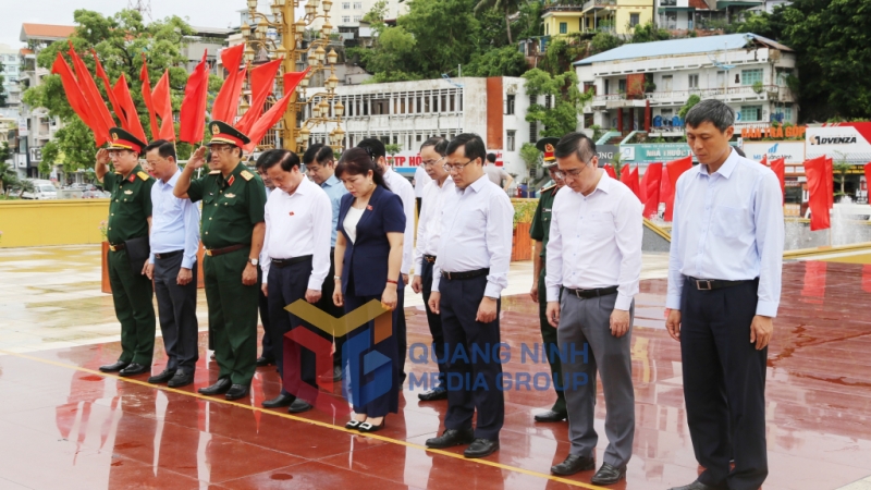 Đoàn đại biểu dành phút mặc niệm tri ân công lao các anh hùng, liệt sĩ (7-2025). Ảnh: Nguyễn Thanh