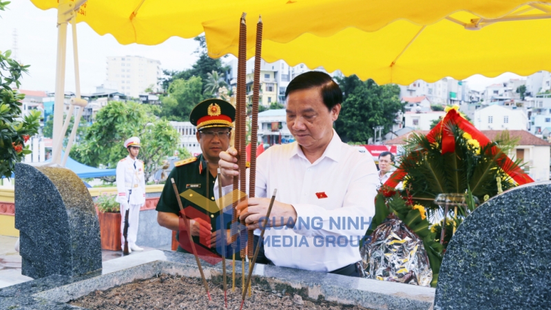 Đồng chí Nguyễn Khắc Định, Ủy viên Trung ương Đảng, Phó Chủ tịch Quốc hội dâng hương tại Đài tưởng niệm các Anh hùng liệt sĩ, phường Hồng Gai (7-2025). Ảnh: Nguyễn Thanh