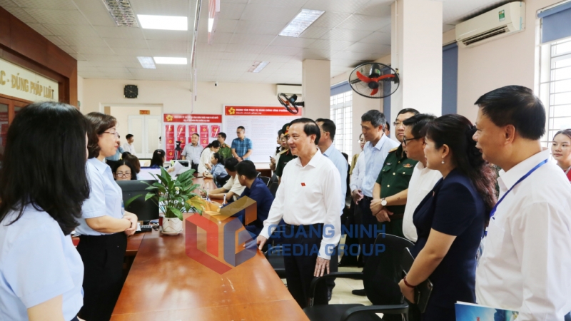 Phó Chủ tịch Quốc hội Nguyễn Khắc Định kiểm tra hoạt động Trung tâm Phục vụ hành chính công phường Hạ Long  (7-2025). Ảnh: Nguyễn Thanh