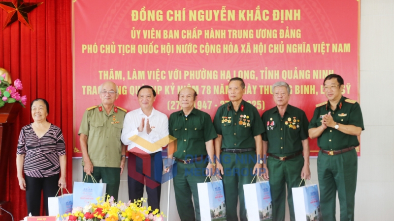 Phó Chủ tịch Quốc hội Nguyễn Khắc Định tặng quà cho người có công phường Hạ Long  (7-2025). Ảnh: Nguyễn Thanh