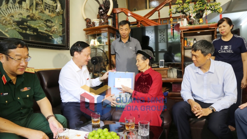 Phó Chủ tịch Quốc hội Nguyễn Khắc Định tặng quà, động viên vợ liệt sĩ Nguyễn Thị Điểm (phường Hà Lầm) (7-2025). Ảnh: Nguyễn Thanh