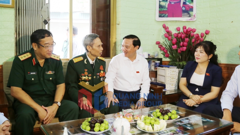 Phó Chủ tịch Quốc hội Nguyễn Khắc Định trò chuyện, thăm hỏi bệnh binh Hoàng Tài Liêm  (7-2025). Ảnh: Nguyễn Thanh