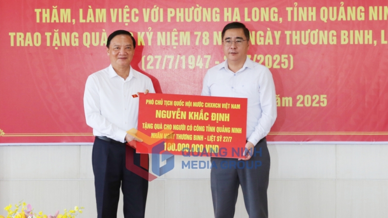 Phó Chủ tịch Quốc hội Nguyễn Khắc Định trao tặng 100 triệu đồng để hỗ trợ các gia đình người có công trên địa bàn tỉnh thông qua Ủy ban MTTQ tỉnh (7-2025). Ảnh: Nguyễn Thanh