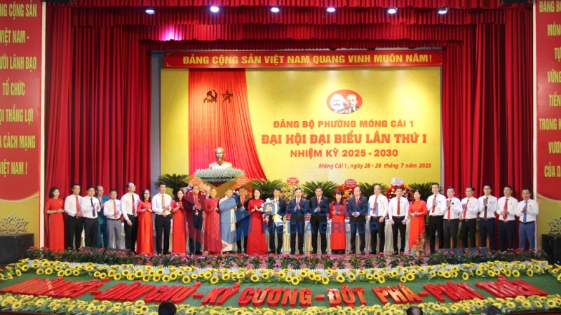 Đồng chí Phạm Đức Ấn, Phó Bí thư Tỉnh ủy, Chủ tịch UBND tỉnh, tặng hoa chúc mừng Ban Chấp hành Đảng bộ phường Móng Cái 1 lần thứ I, nhiệm kỳ 2025 - 2030 (7-2025). Ảnh: Mạnh Trường