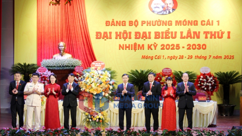 Đồng chí Phạm Đức Ấn, Phó Bí thư Tỉnh ủy, Chủ tịch UBND tỉnh, tặng hoa chúc mừng Đại hội đại biểu Đảng bộ phường Móng Cái 1 lần thứ I, nhiệm kỳ 2025 - 2030 (7-2025). Ảnh: Mạnh Trường