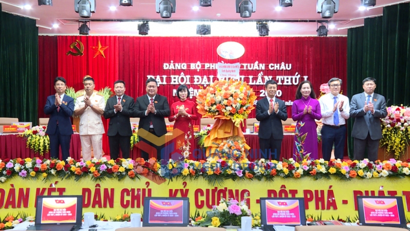 Đồng chí Nguyễn Hồng Dương, Ủy viên Ban Thường vụ, Trưởng Ban Tuyên giáo và Dân vận Tỉnh ủy và đồng chí Nguyễn Thị Hạnh, Phó Chủ tịch UBND tỉnh tặng hoa chúc mừng Đại hội (7-2025). Ảnh: Đỗ Hùng